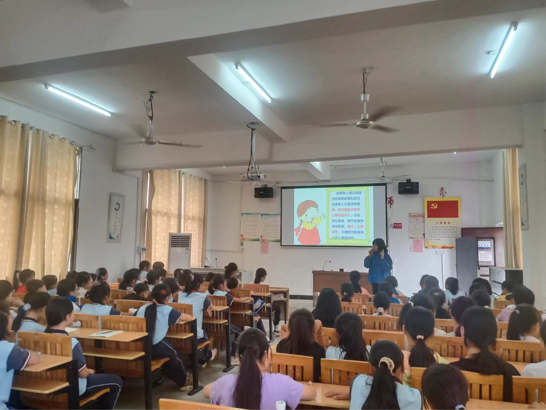 利剑护蕾，守护成长——金称市镇中心完全小学开展“防性侵安全知识”专题讲座