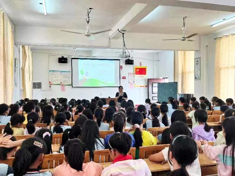 利剑护蕾，守护成长——金称市镇中心完全小学开展“防性侵安全知识”专题讲座