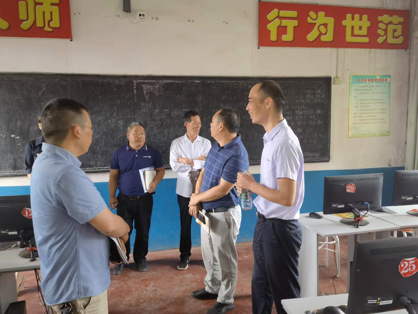 邵阳县督学第四责任区开展对辖区学校各教室功能室一月一督导检查