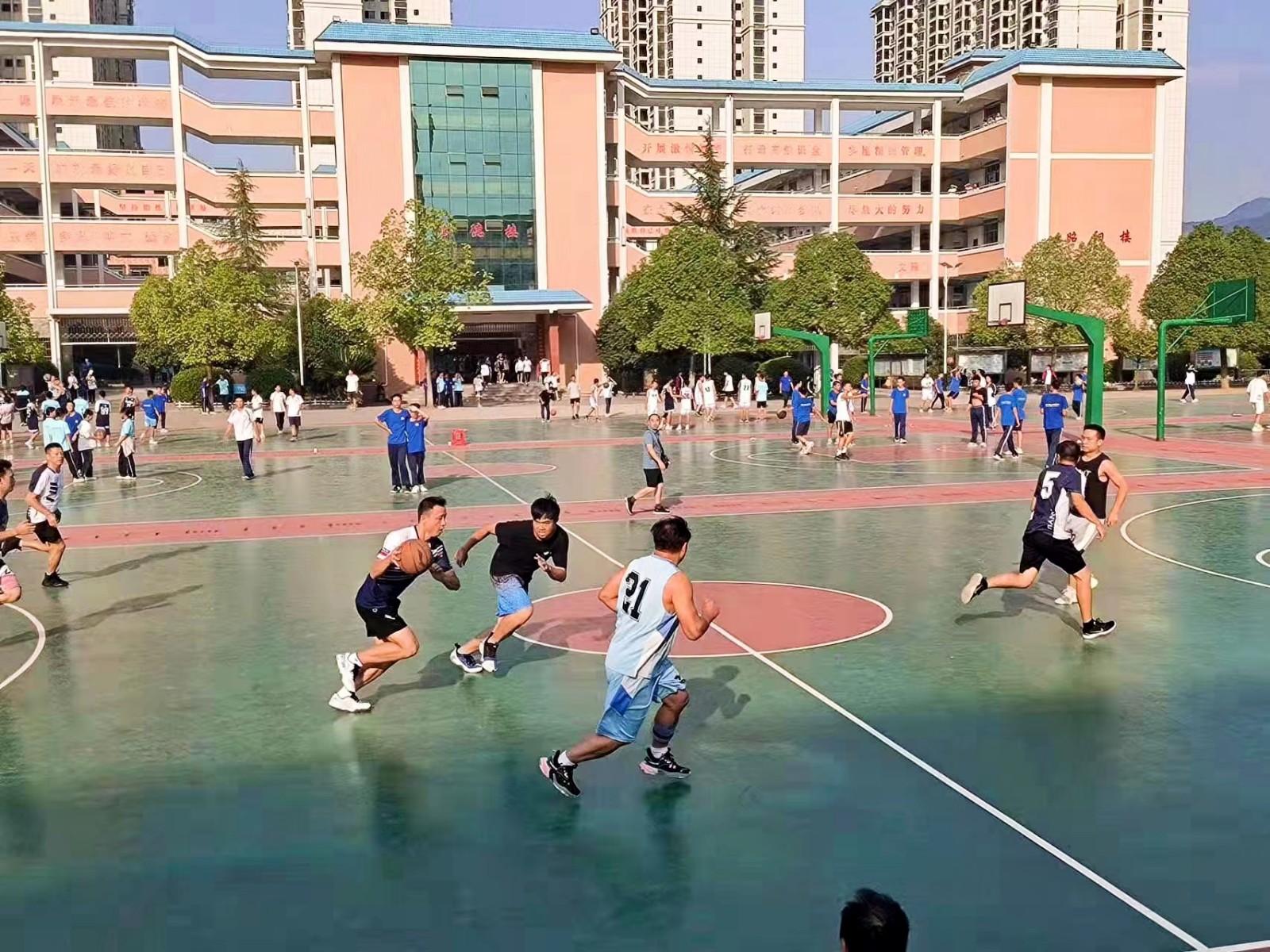 与球共舞畅享欢乐 ——解放小学与崀山培英学校篮、排交流赛