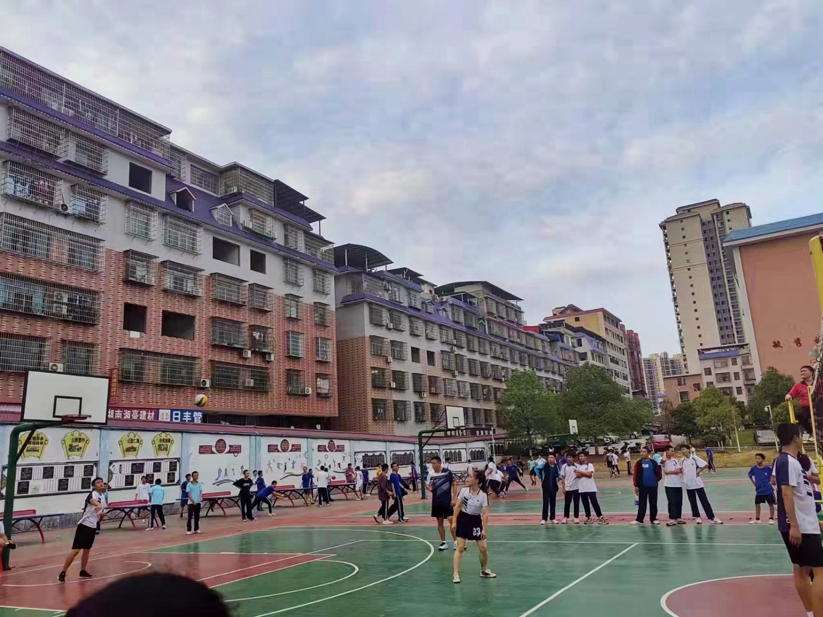 与球共舞畅享欢乐 ——解放小学与崀山培英学校篮、排交流赛