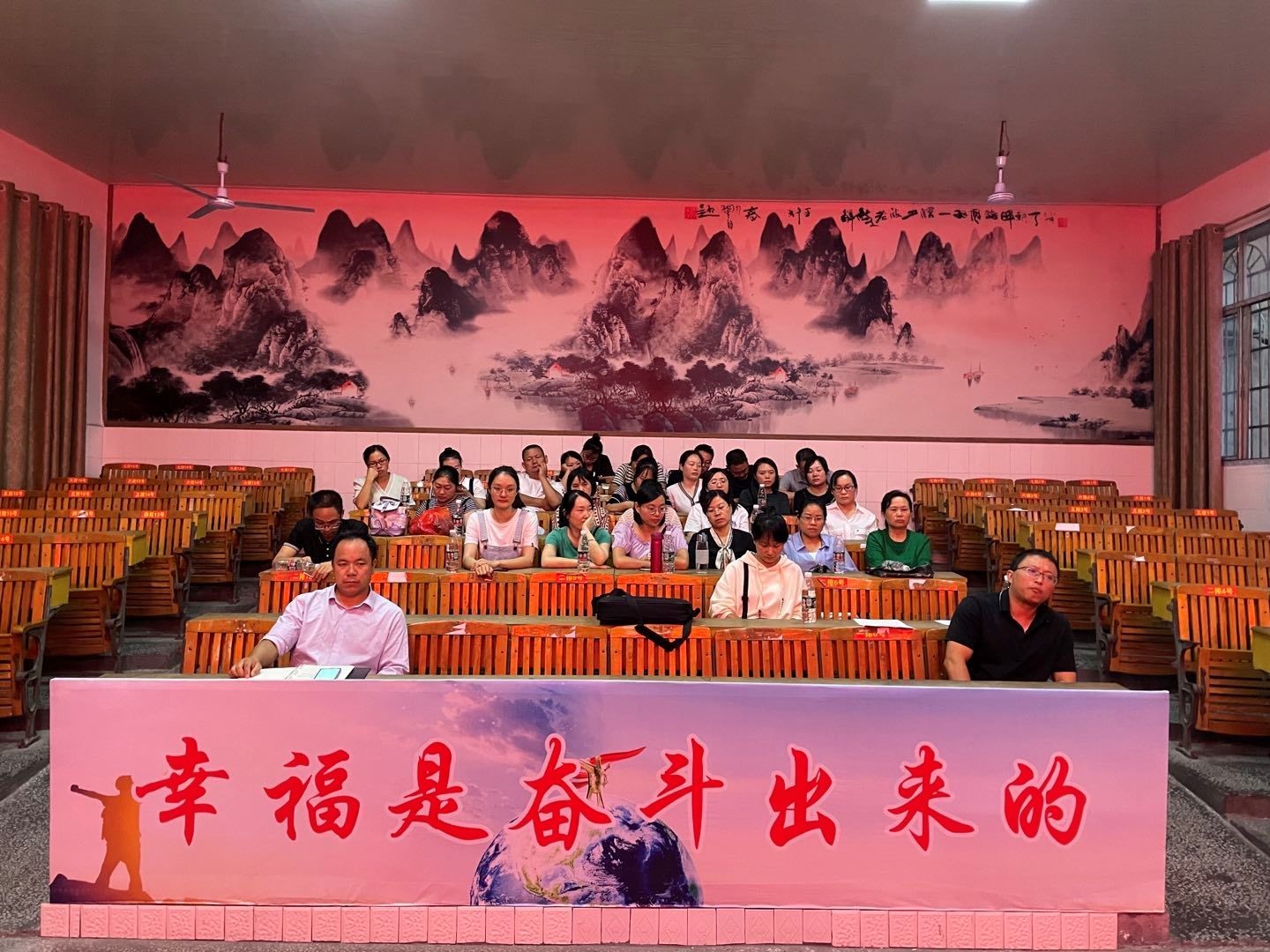 凝心筑梦再启航。