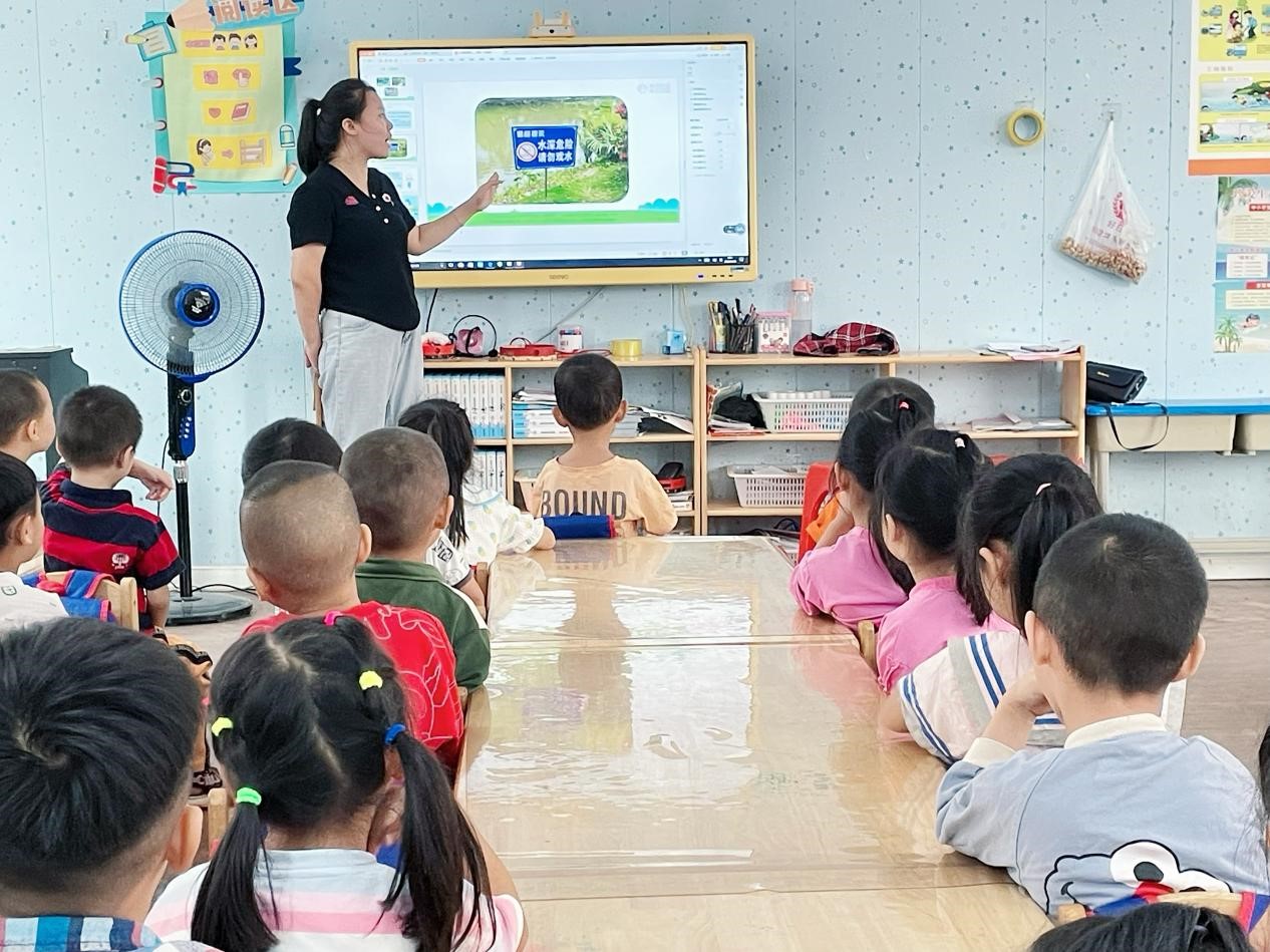 邵阳县下花桥镇中心幼儿园开展国庆假期防溺水安全教育主题课