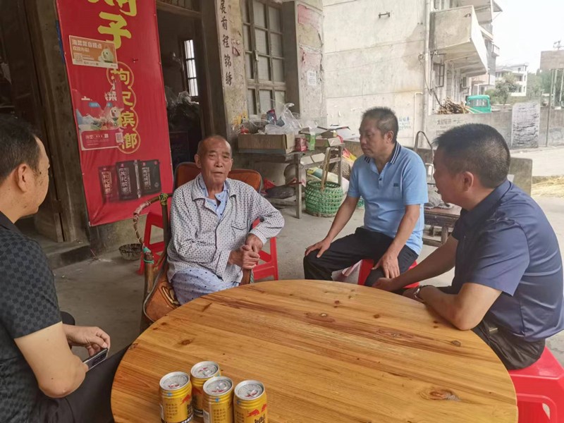 洞口四中领导看望慰问生病退休老教师