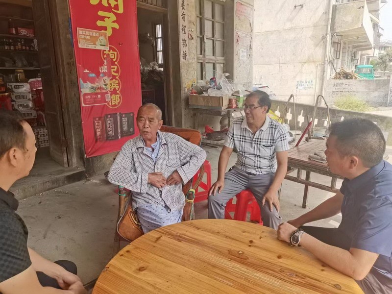 洞口四中领导看望慰问生病退休老教师