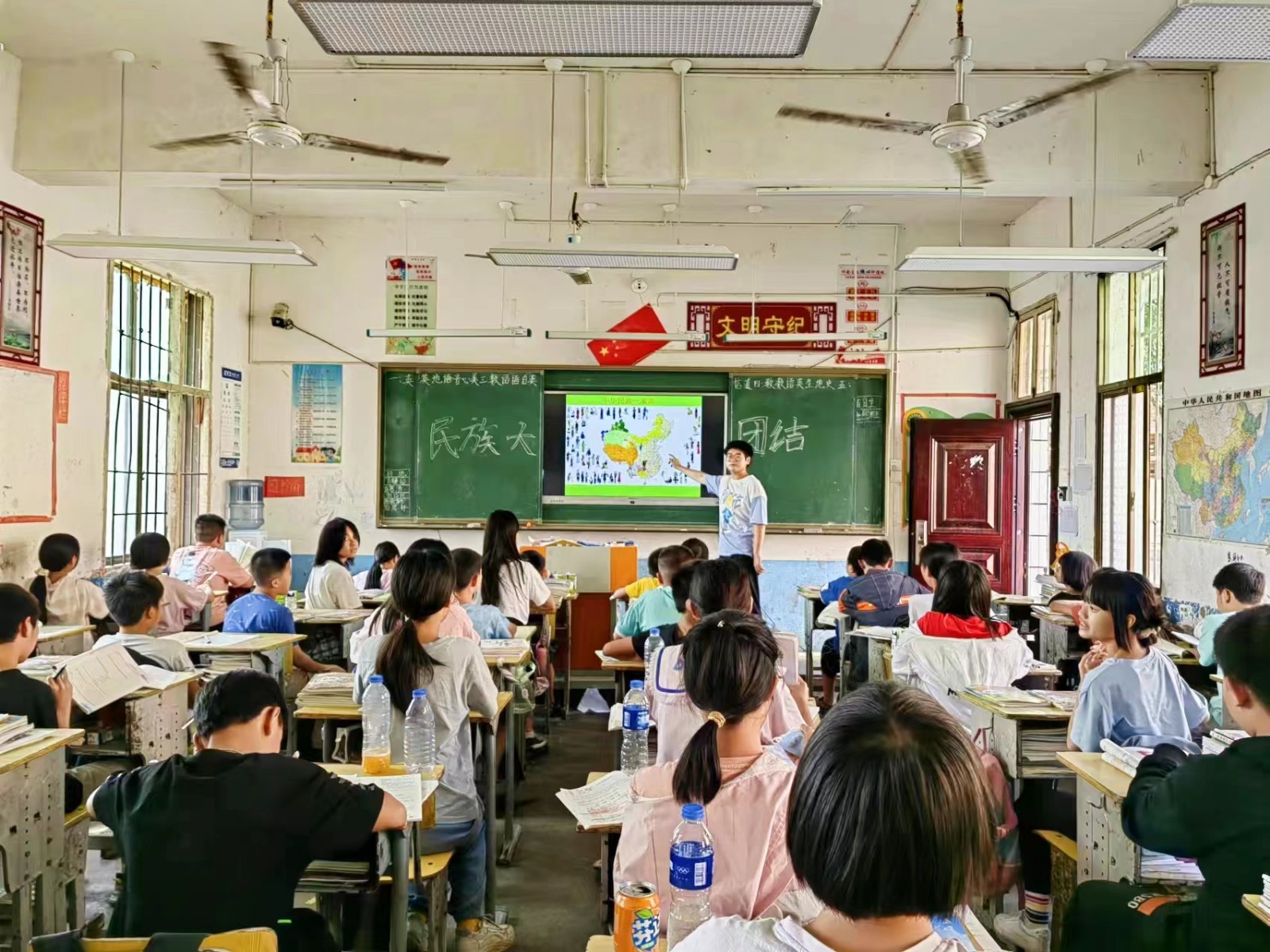 邵阳县塘田市镇中学开展民族团结教育主题班会活动