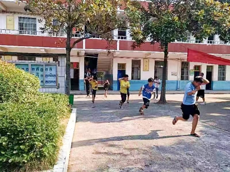 金称市镇中学举行防震避险应急疏散暨消防演练