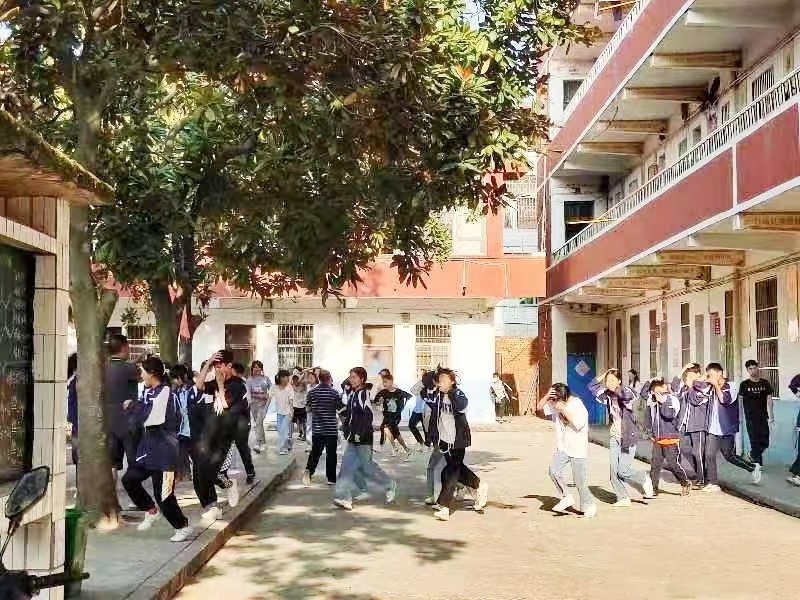 金称市镇中学举行防震避险应急疏散暨消防演练