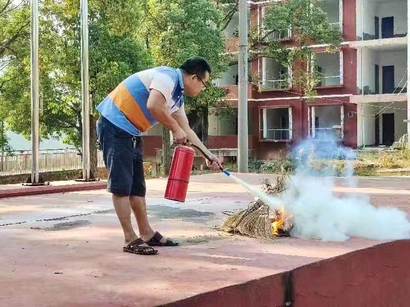 金称市镇中学举行防震避险应急疏散暨消防演练