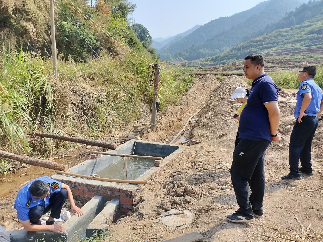 新宁县清江桥乡赤木村全力抗旱解民忧