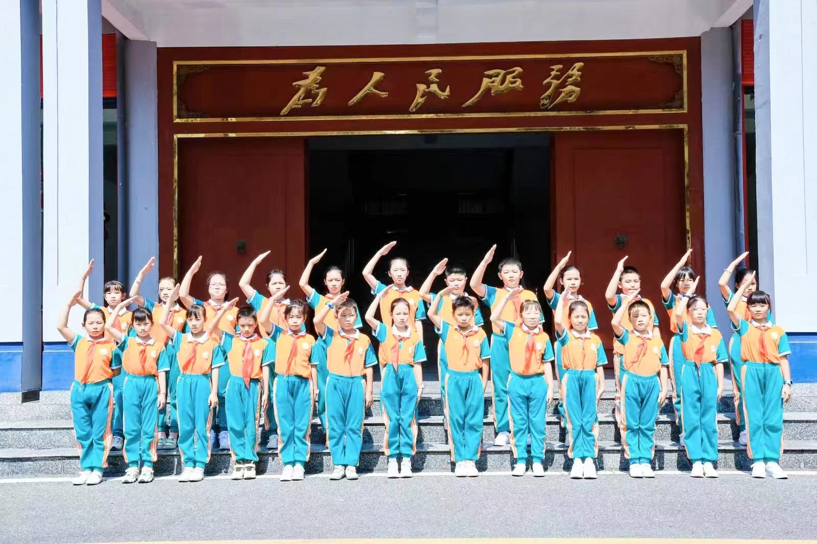 新宁县解放小学开展红领巾校外实践活动