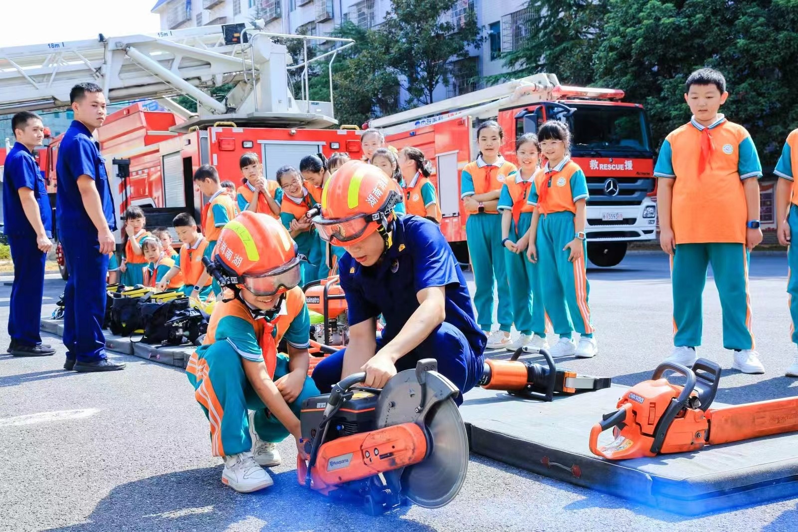 新宁县解放小学开展红领巾校外实践活动