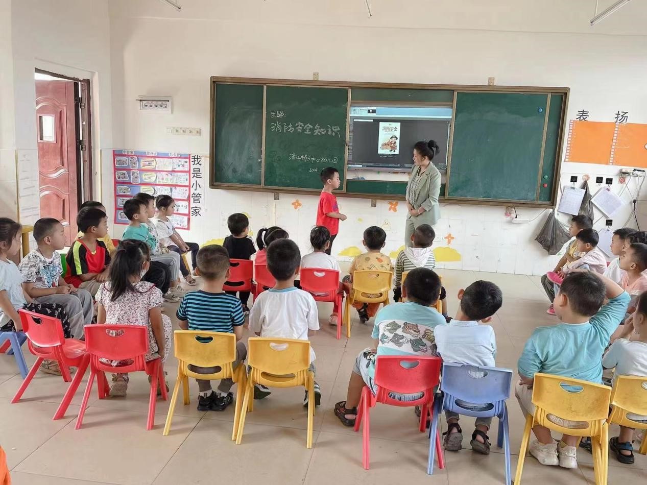 新宁县清江桥乡中心幼儿园开展消防安全演练