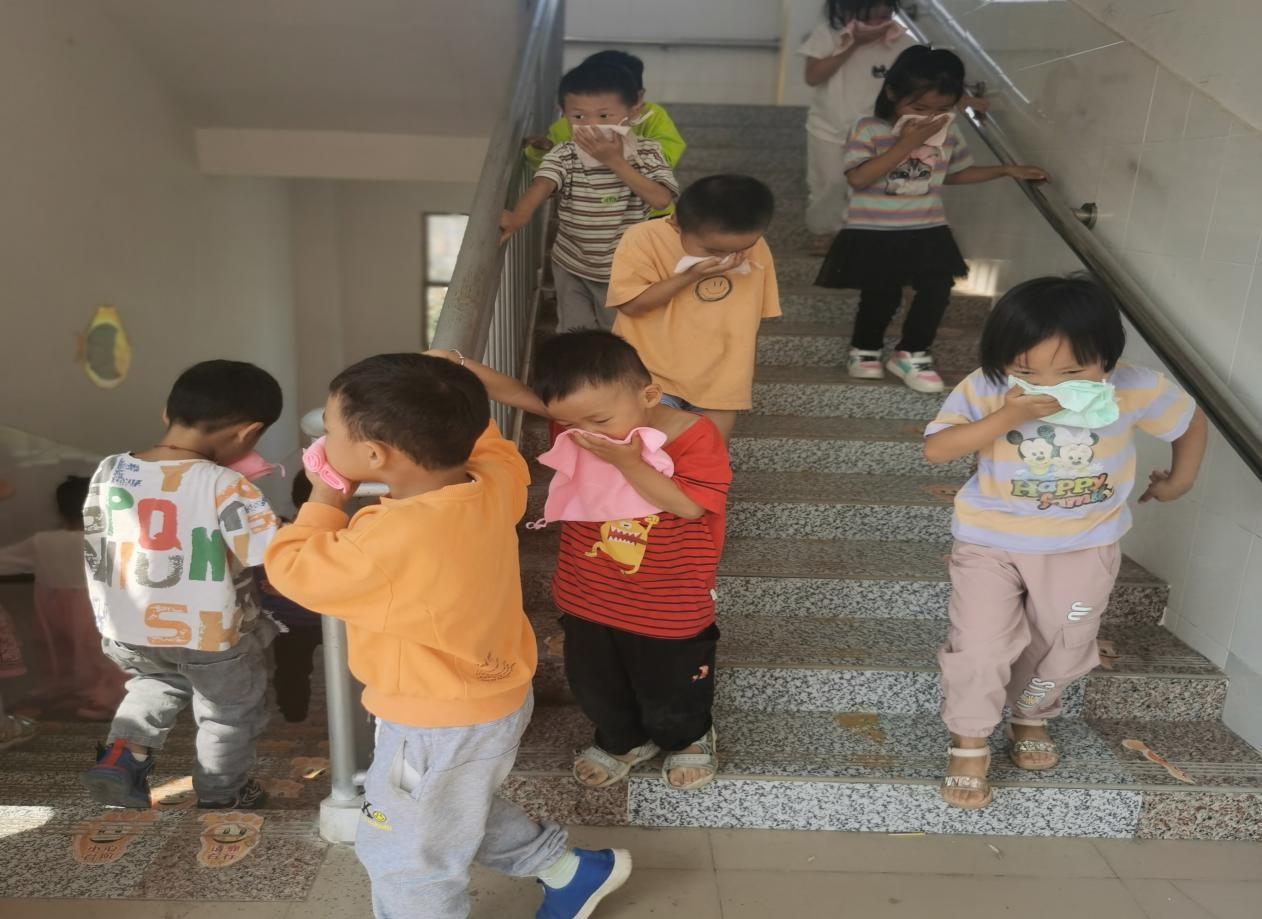 新宁县清江桥乡中心幼儿园开展消防安全演练