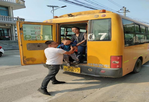 新宁县清江桥乡中心幼儿园开展校车安全应急演练