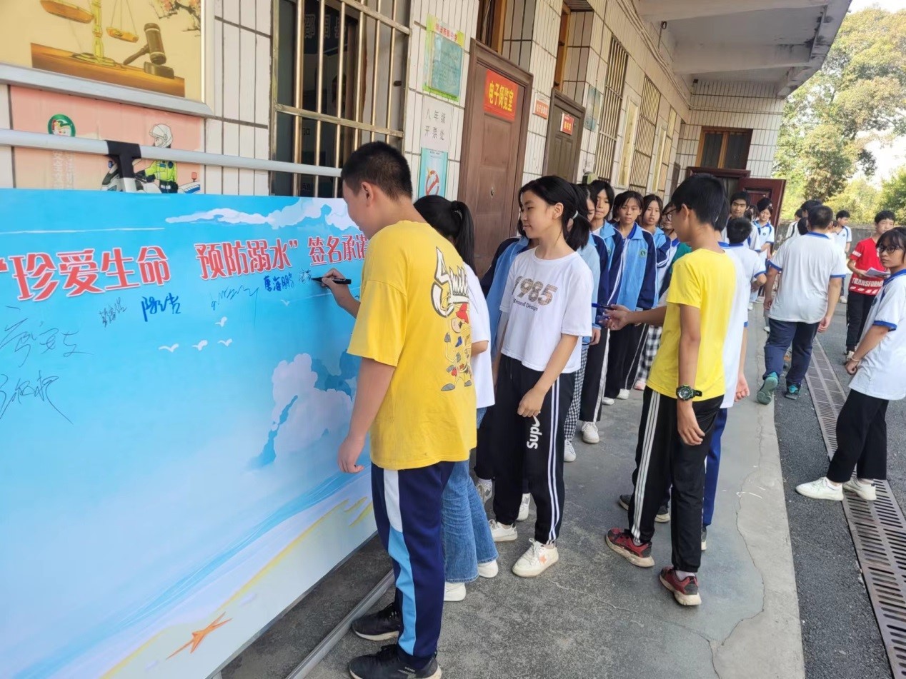 邵阳县塘田市镇中学举行防溺水集体宣誓签名活动