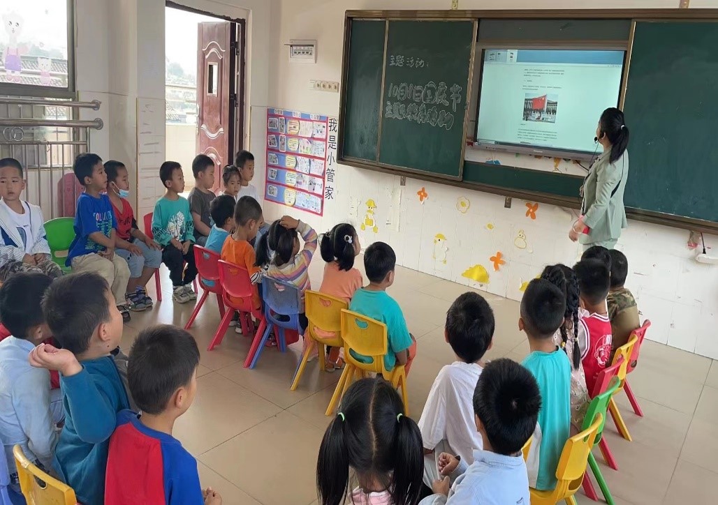 新宁县清江桥乡中心幼儿园开展“萌娃庆国庆”主题教育活动