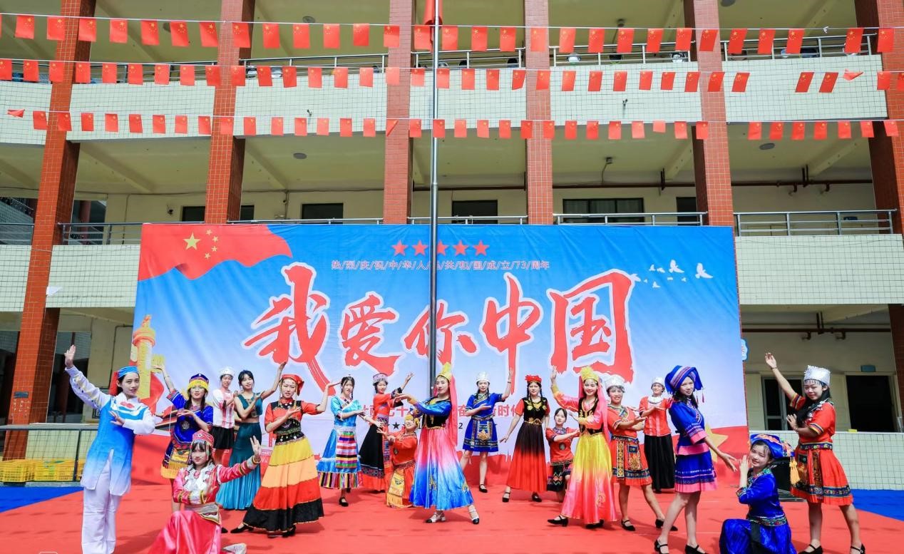 新宁县幼儿园开展“童心庆国庆 喜迎二十大”系列主题活动