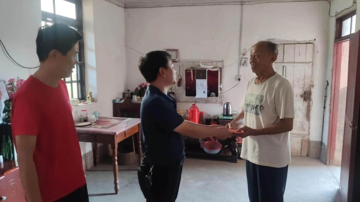 重阳慰问暖人心，关爱老人显温情