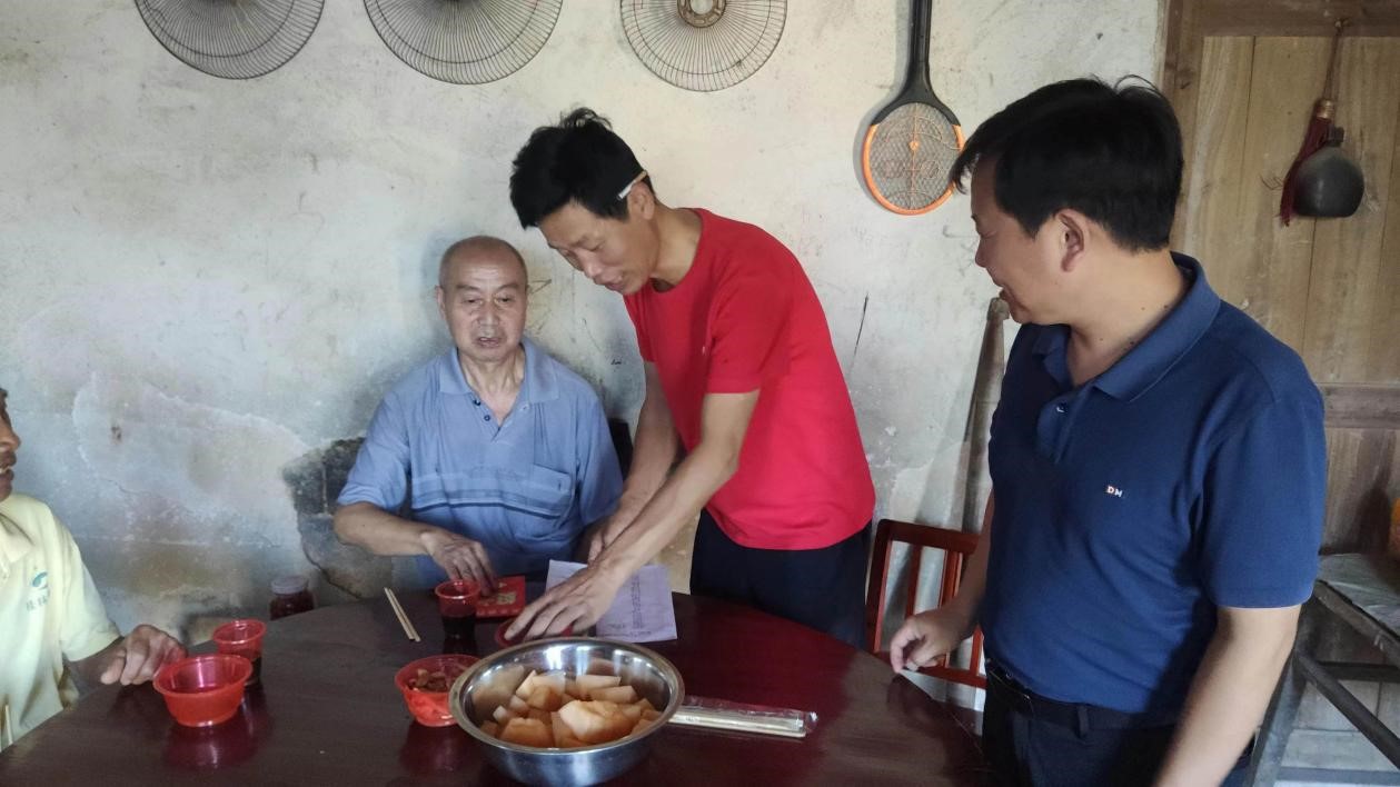 重阳慰问暖人心，关爱老人显温情