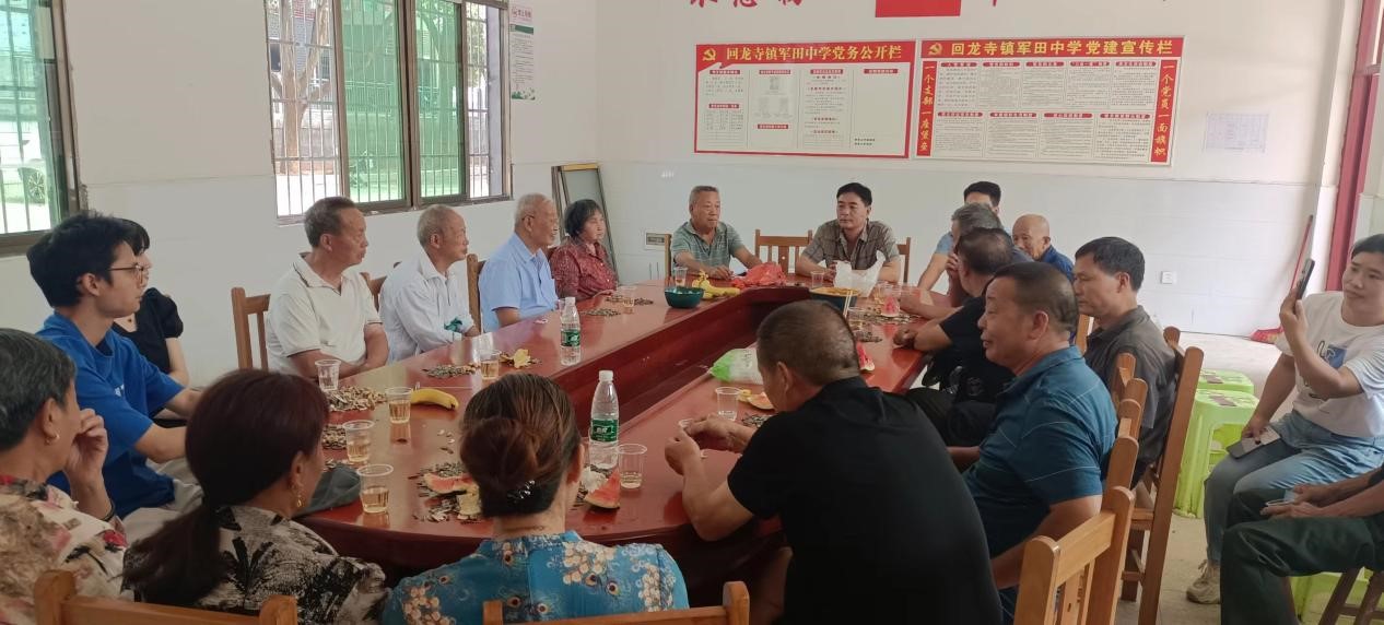新宁县回龙寺镇军田中学召开重阳节退休教师座谈会