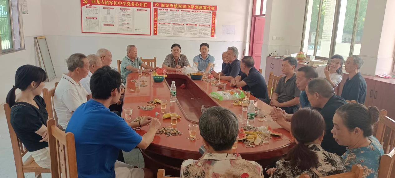 新宁县回龙寺镇军田中学召开重阳节退休教师座谈会