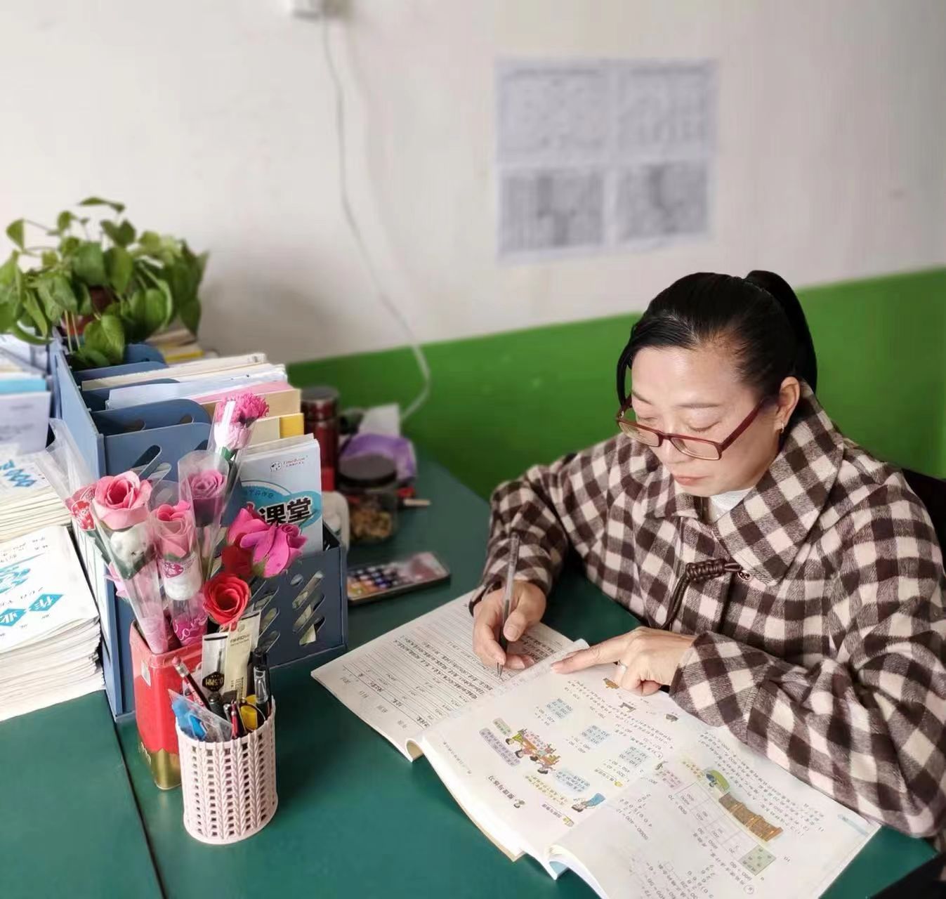 青春耕耘三尺讲台  精心浇灌祖国花朵