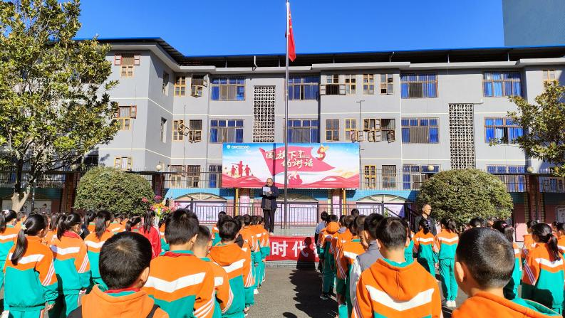 文明礼仪伴我行——  新宁县解放小学举行国旗下的讲话