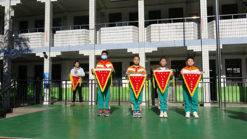 文明礼仪伴我行——  新宁县解放小学举行国旗下的讲话