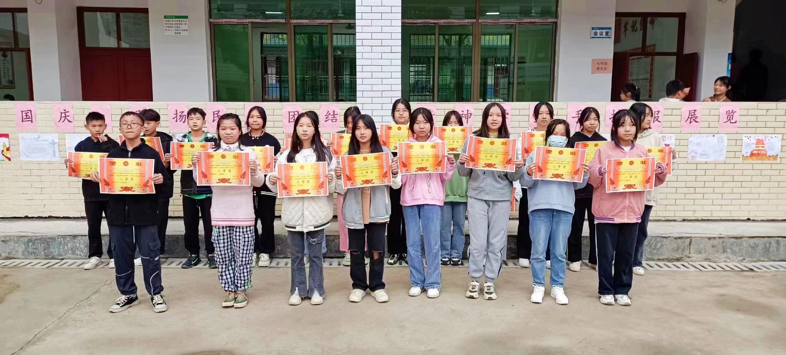 军田中学2022年“庆国庆·弘扬民族团结精神”手抄报评比活动