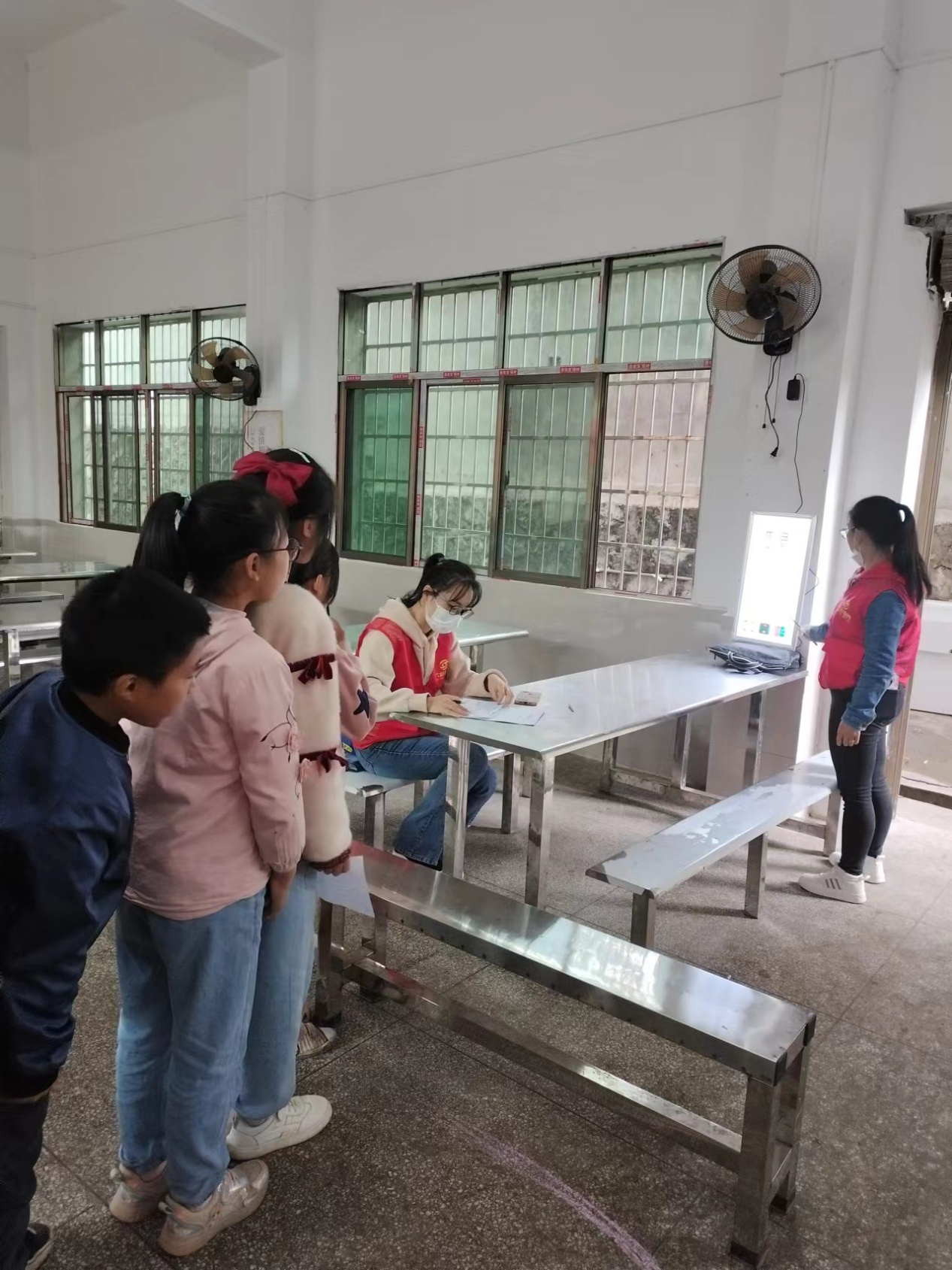 洞口县茶铺中学开展学生视力全员检测活动