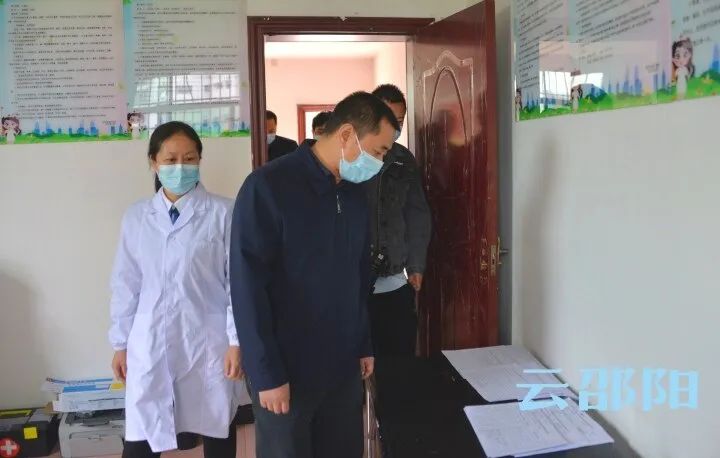 汤立斌在市区督查学校疫情防控工作