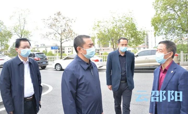 汤立斌在市区督查学校疫情防控工作