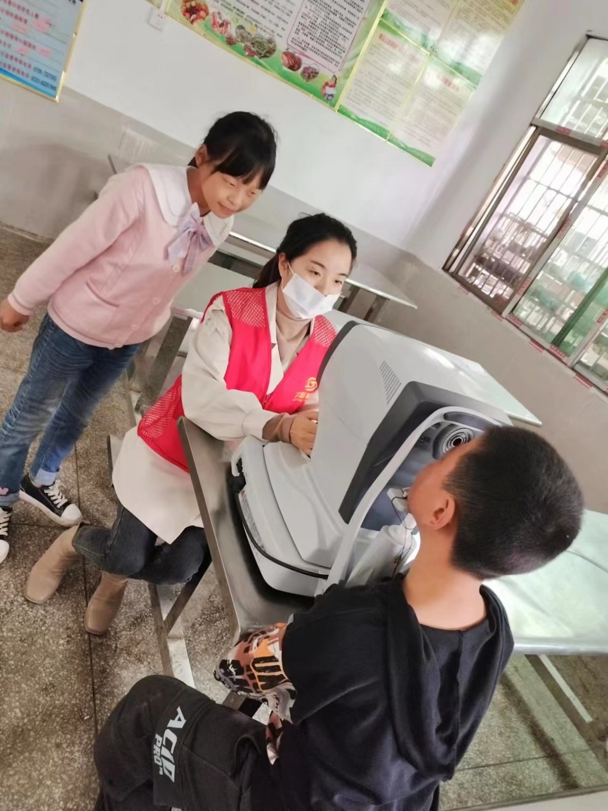 洞口县茶铺中学开展学生视力全员检测活动