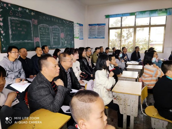 中心学校搭台,两学校唱戏