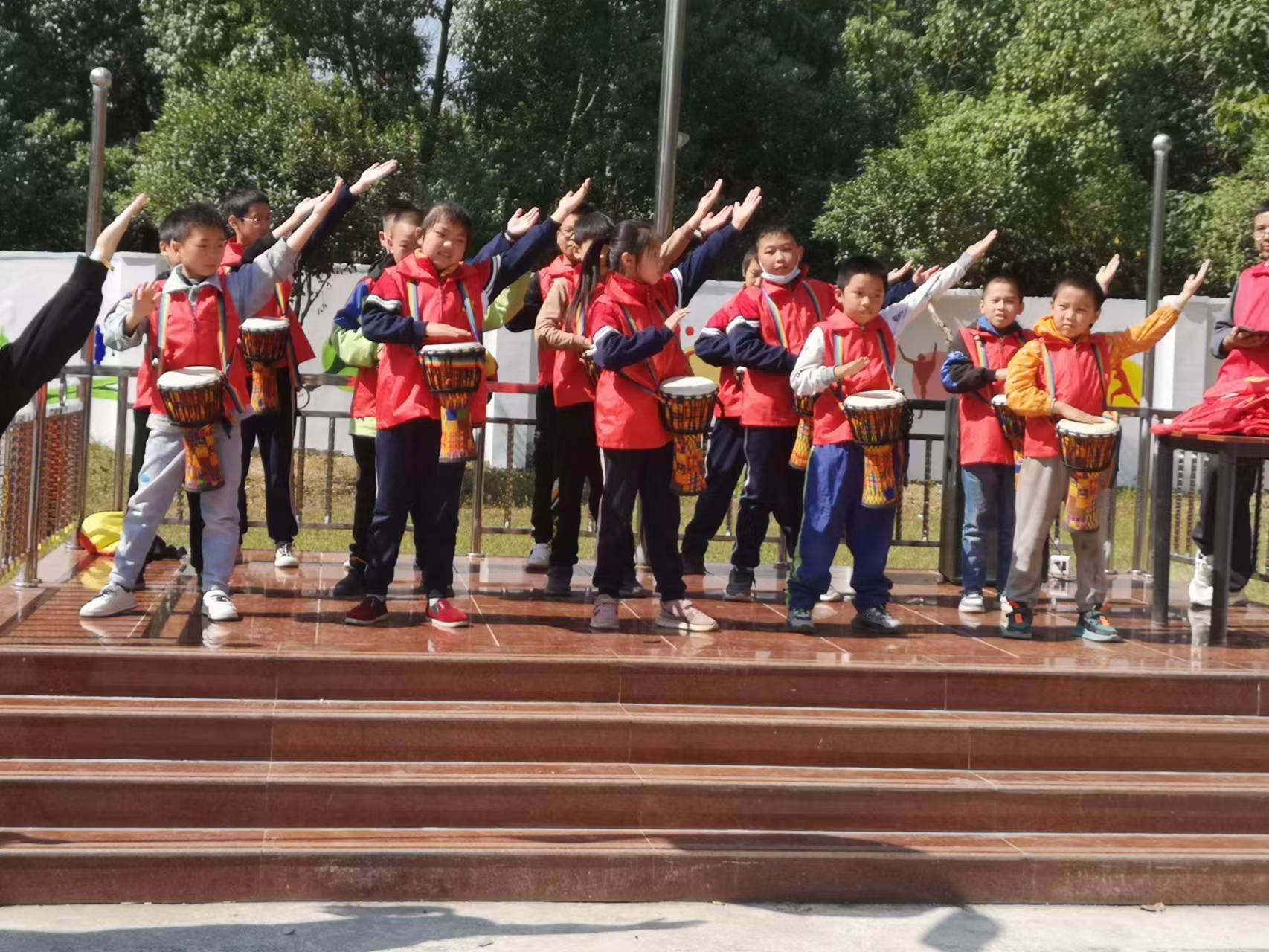 洞口县茶场学校：志愿者争做“领头雁”彰显青春风采