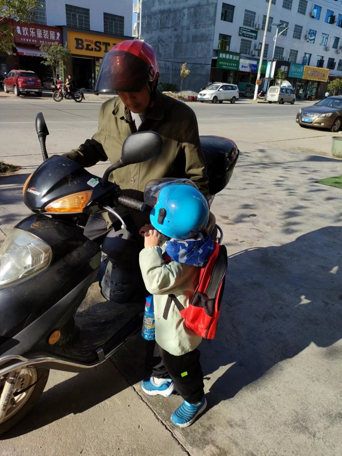 新宁县清江桥乡清江桥幼儿园开展一盔一带教育