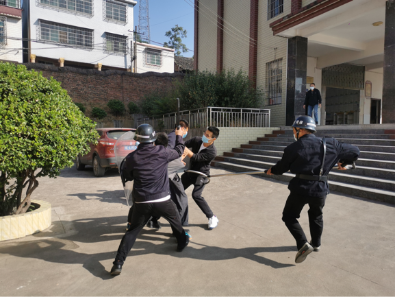 反恐防暴演练，构建平安校园