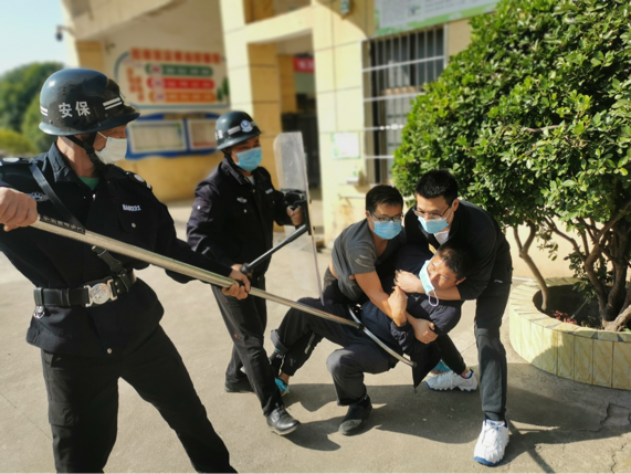 反恐防暴演练，构建平安校园