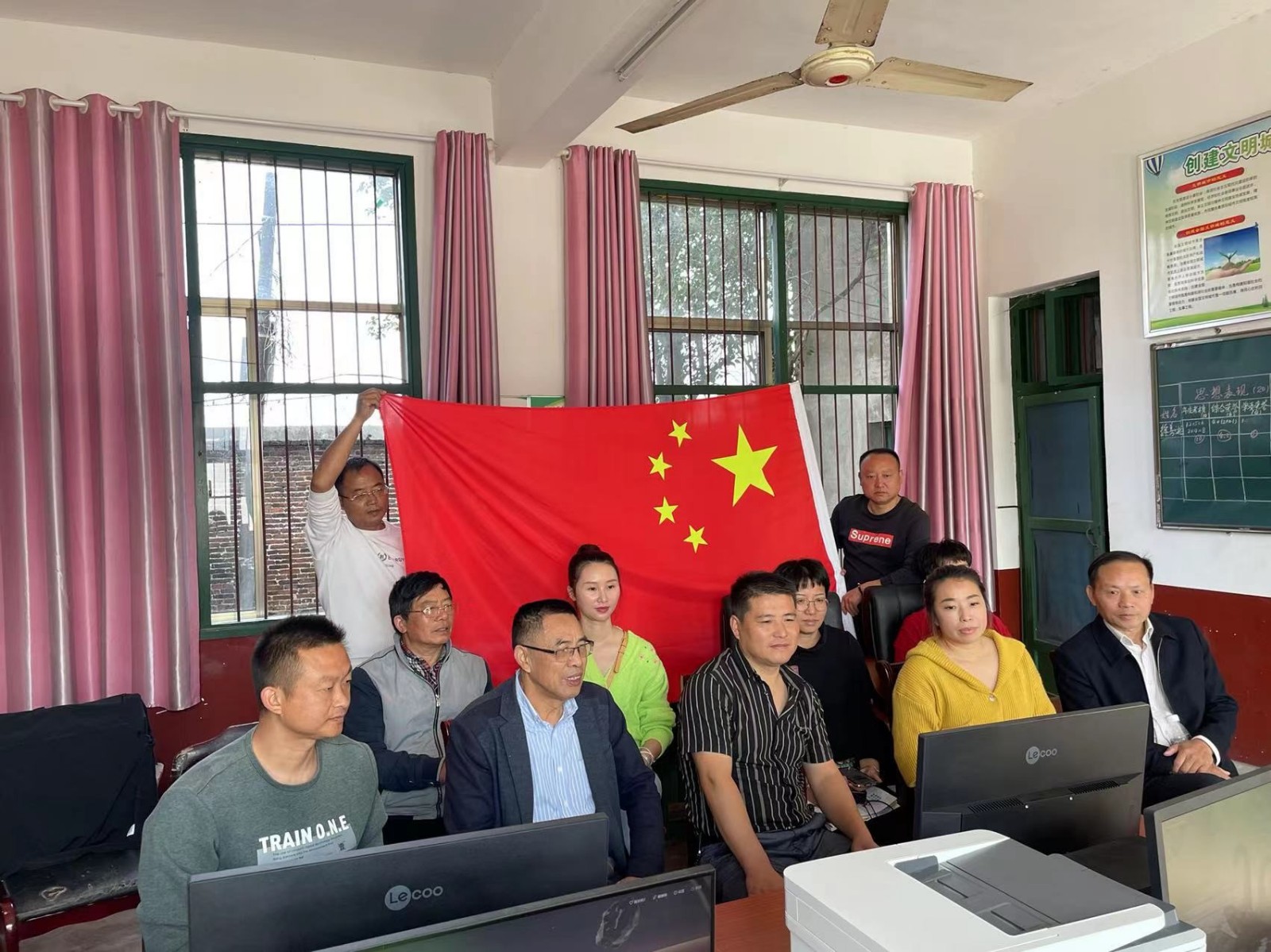 清澈的爱只为中国，火红的心永远向党