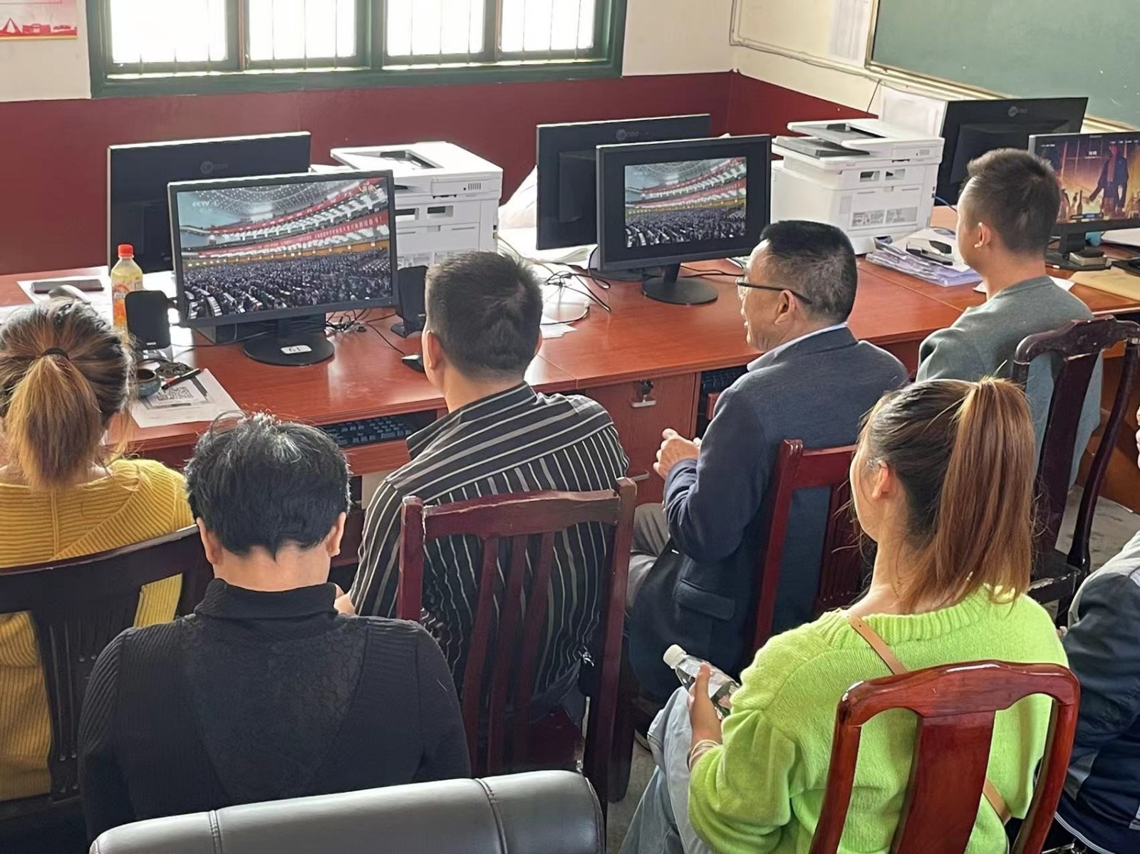 清澈的爱只为中国，火红的心永远向党