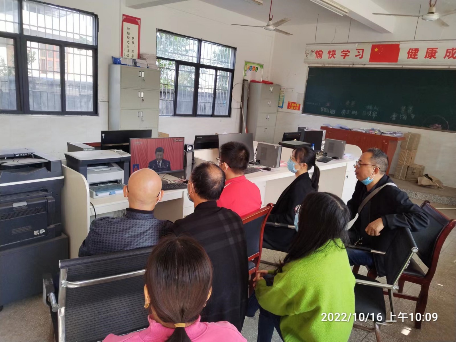 新宁县白沙中心小学组织收看党的二十大开幕