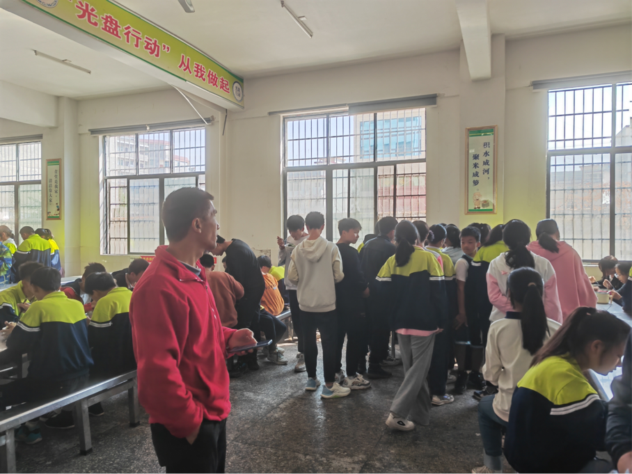 竹市镇中学：教师陪餐暖人心，守护“舌尖上的安全”