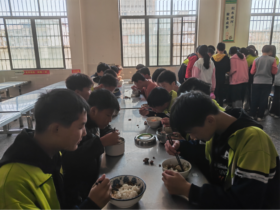 竹市镇中学：教师陪餐暖人心，守护“舌尖上的安全”