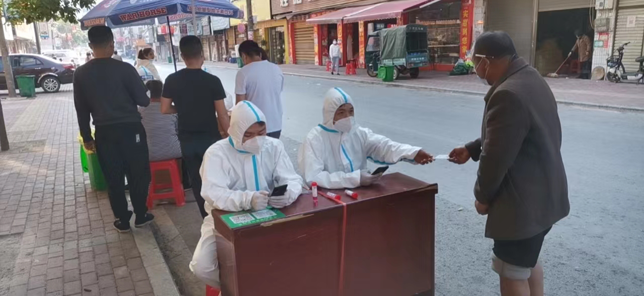 邵阳县塘田市镇中学教师志愿者积极协助该镇开展大规模核酸检测