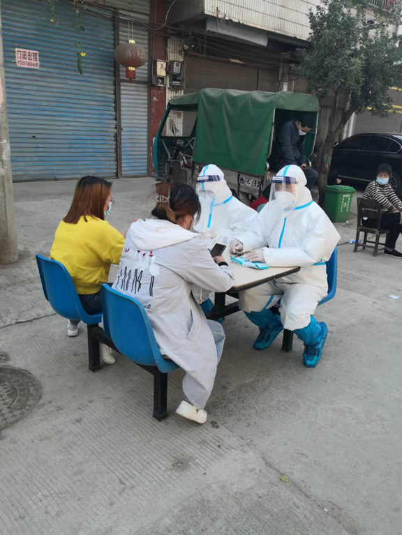 邵阳县塘田市镇中学教师志愿者积极协助该镇开展大规模核酸检测
