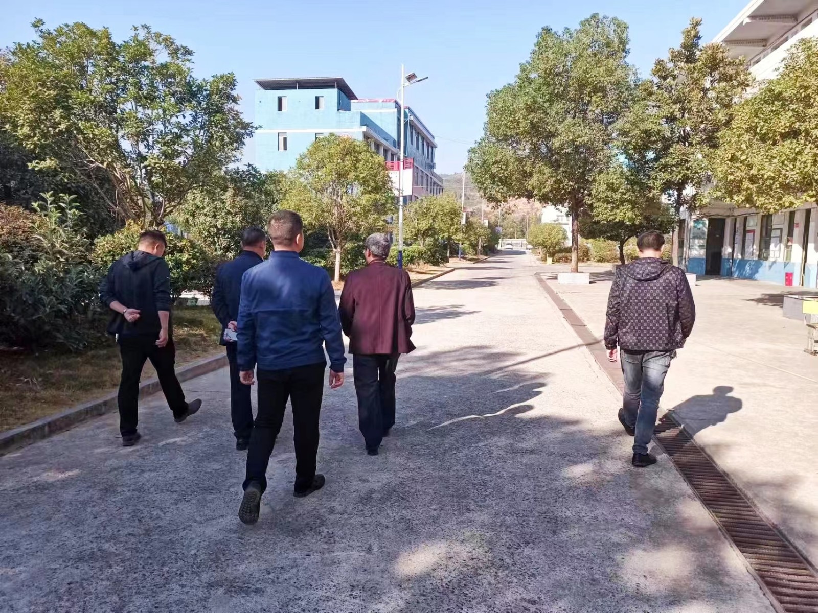 县教育局联点领导检查国庆假期后开学复课工作