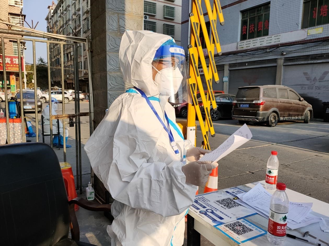 “抗疫姐妹花，花中现芳华”