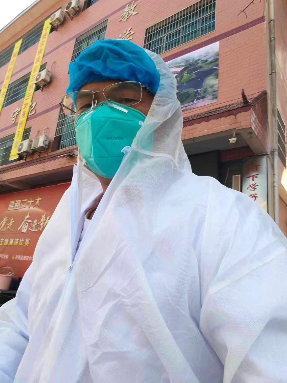 合力征战解困境，并肩抗疫暖人心