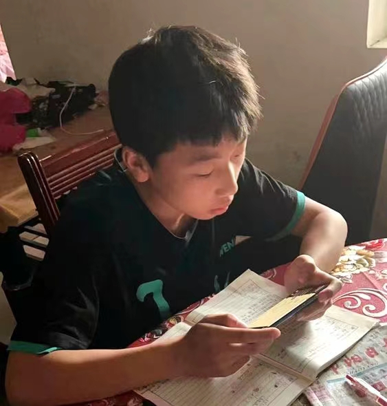 合力征战解困境，并肩抗疫暖人心